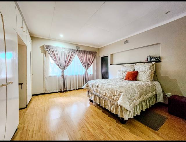 4 BEDROOM HOUSE FOR SALE IN CONSTANTIA KLOOF